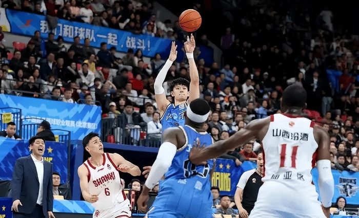 8868体育APP-曾凡博腰伤麻烦了！归期待定，顺便恢复手指伤势，许利民压力山大|周鹏|赵睿|周琦|复出|受伤_新浪体育_新浪新闻