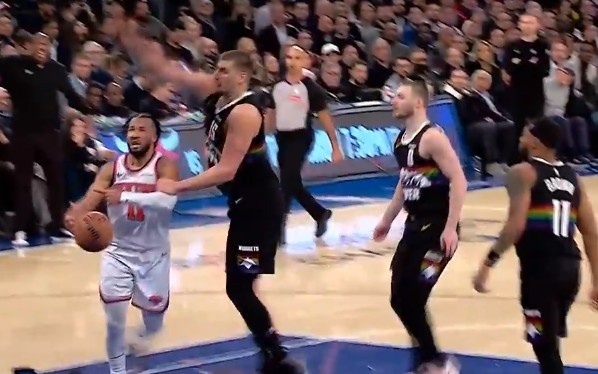 8868体育官方网站-布伦森突破被约基奇连拉带拽放倒在地 裁判回看没有升级犯规