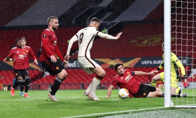 edin-dzeko-is-officially-manchester-united-s-modern-day-nemesis-as-roma-demonstrator-makes-old-trafford-background-in-europa-organization-clash-1075072-780x470.jpg